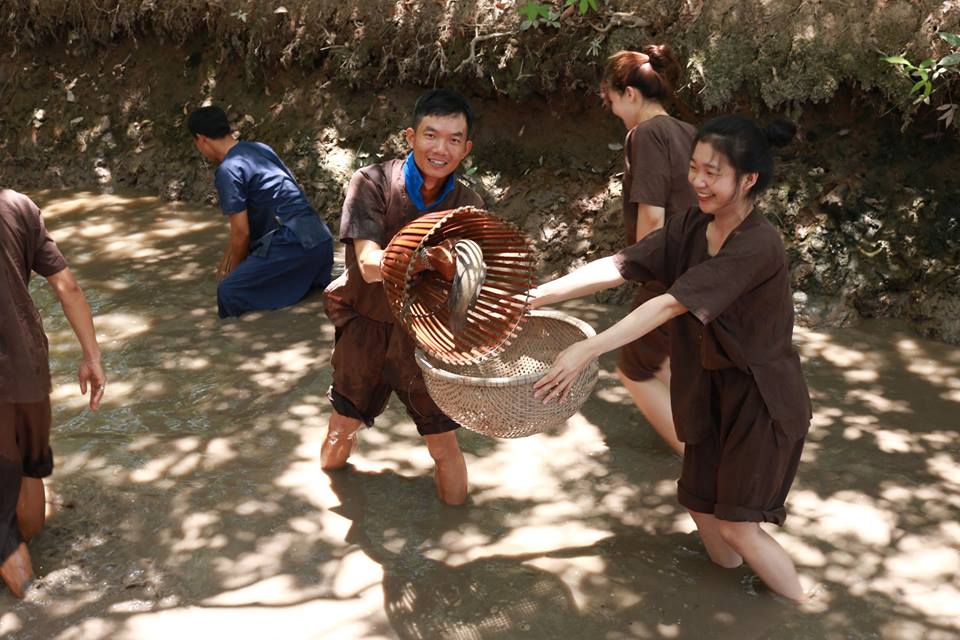 Hè đến rủ nhau về miền Tây làm nông dân lội bùn tát mương, bắt cá