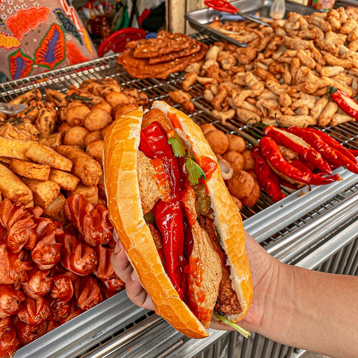 Độc đáo chiếc bánh mì khổ qua cà ớt cực đắt khách ở Sài Gòn