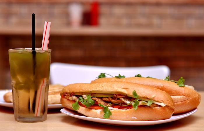 Khám phá ẩm thực đường phố Quy Nhơn với 11 món bánh mì ngon mê mẩn