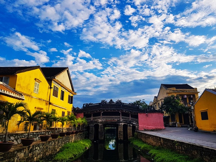 Trong veo bầu trời Hội An