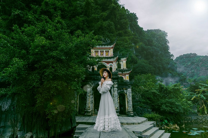 Tại sao chùa Bích Động ở Ninh Bình lại hot đến thế? Bộ ảnh tuyệt đẹp của cô nàng 9x là câu trả lời