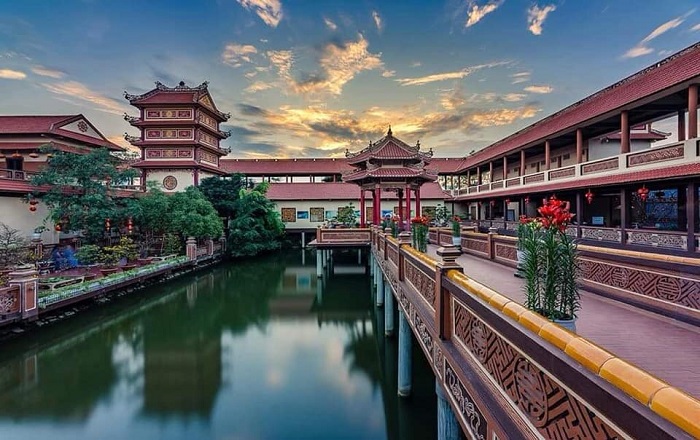 Rời khỏi nơi đô thị ồn ào để thỏa sức ngắm nhìn khung cảnh thần tiên tại chùa Nam Sơn Đà Nẵng