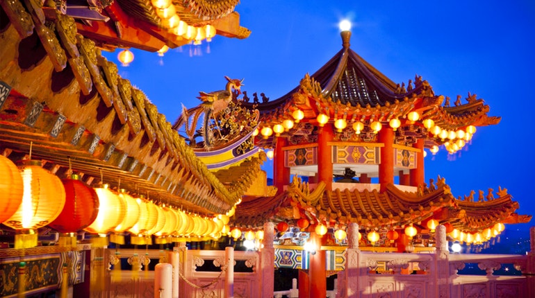 Check-in ngôi chùa đèn lồng đỏ rực trời nổi bần bật giữa lòng Kuala Lumpur