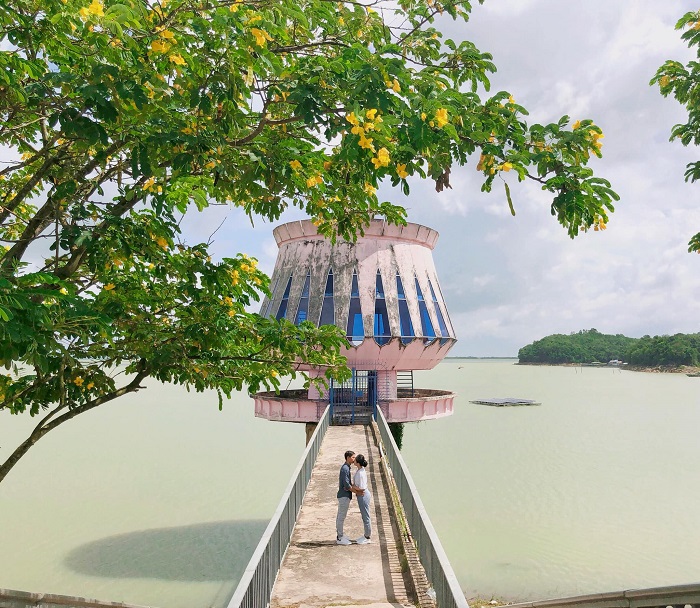 Trend chụp ảnh ở các đài quan sát hồ nước đẹp tại Việt Nam có gì hot mà giới trẻ hưởng ứng kịch liệt?