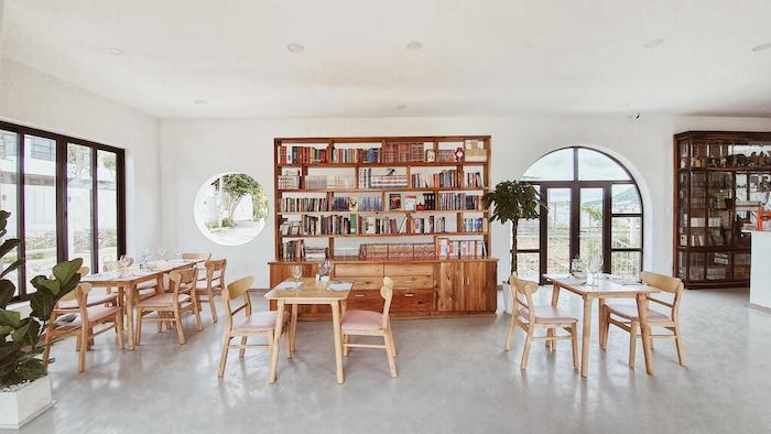 Phát hiện khách sạn thư viện chứa 4.000 cuốn sách ở Đà Lạt cho team mê đọc sách