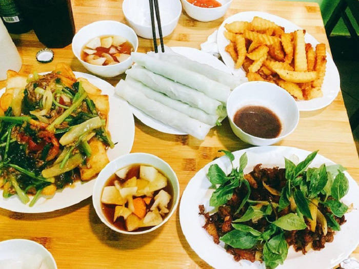 Con phố chuyên bán phở cuốn lâu đời ở Hà Nội