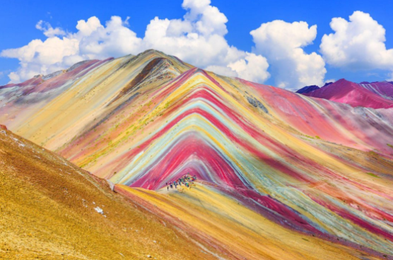 Peru: Khách du lịch đổ xô đến núi Cầu Vồng khám phá