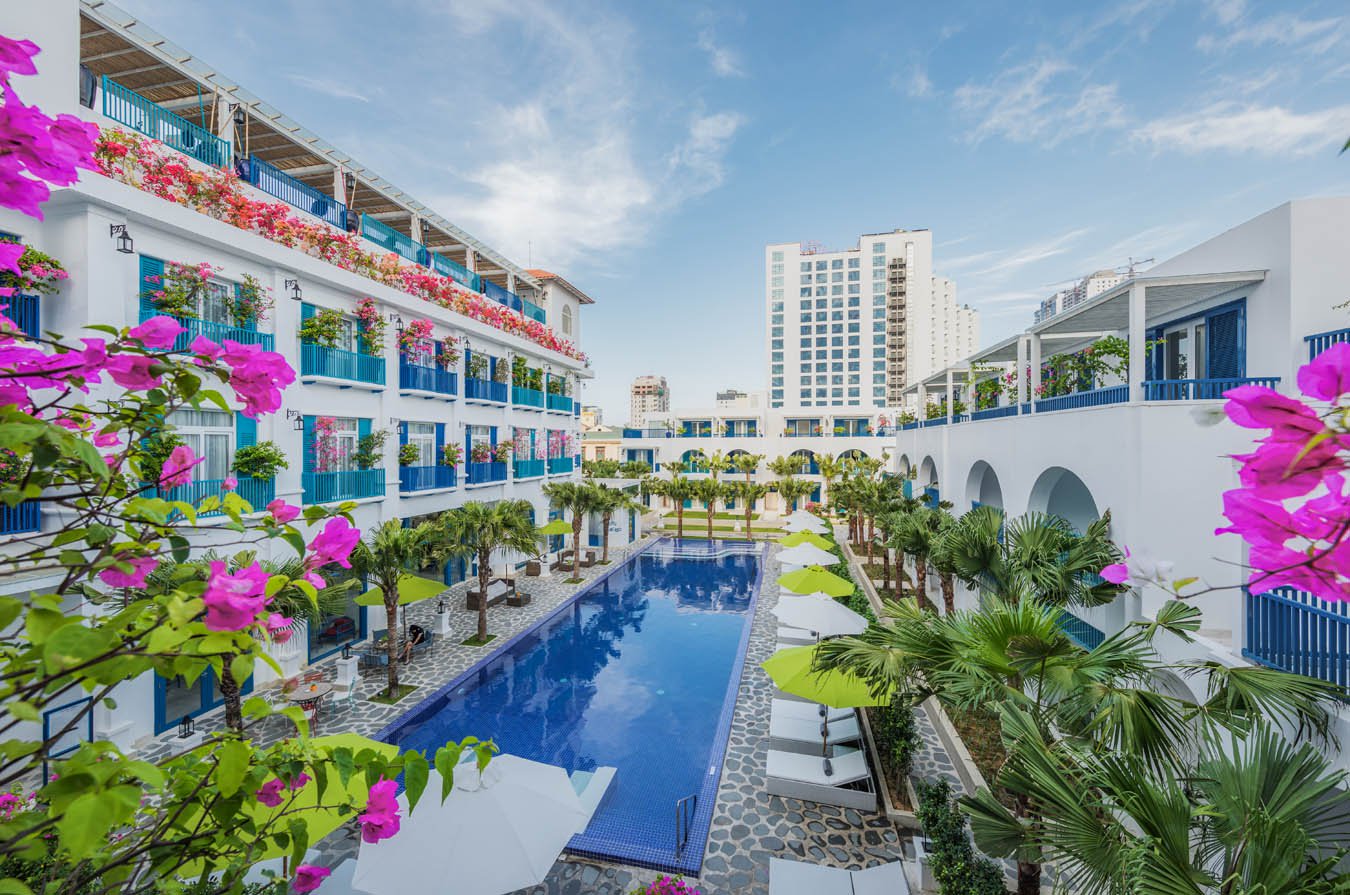 Không cần đến Hy Lạp, hè này thả dáng sống ảo ở 3 resort đẹp không kém gì Santorini