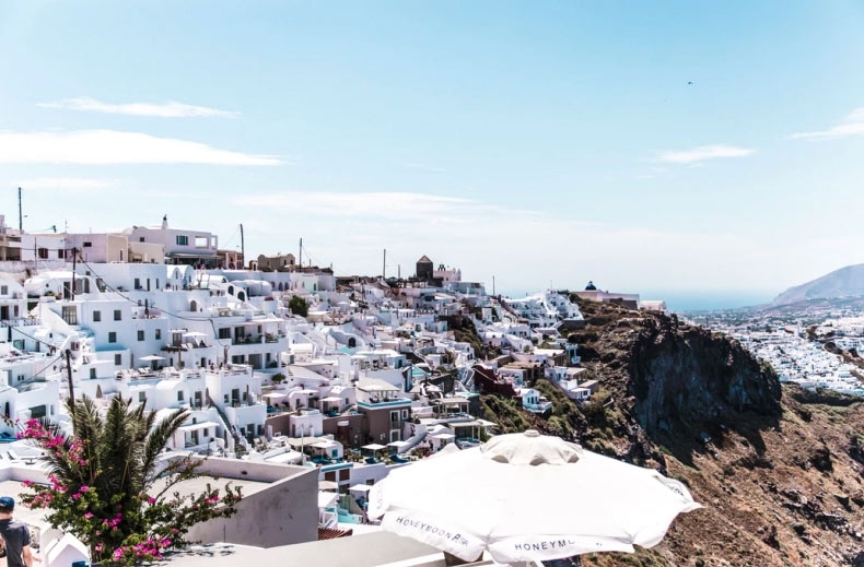 Thiên đường du lịch Santorini: Không phải màu hồng như bạn tưởng tượng