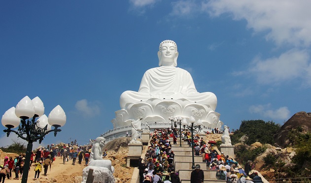 Hàng ngàn người chiêm ngưỡng tượng Phật ngồi cao nhất Đông Nam Á