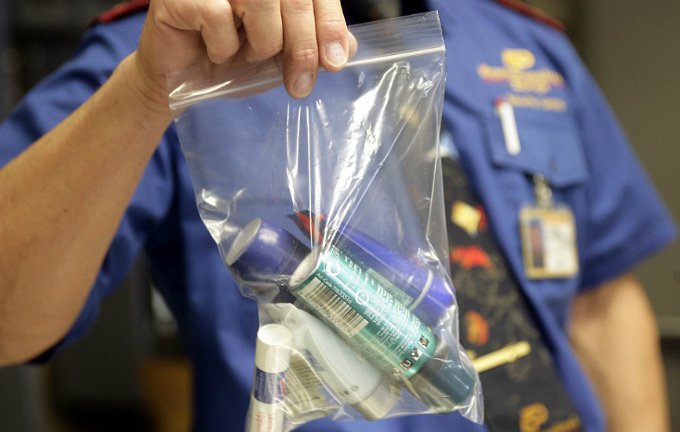 Vì sao chất lỏng bị cấm nhưng mua ở quầy miễn thuế lại được mang lên máy bay?