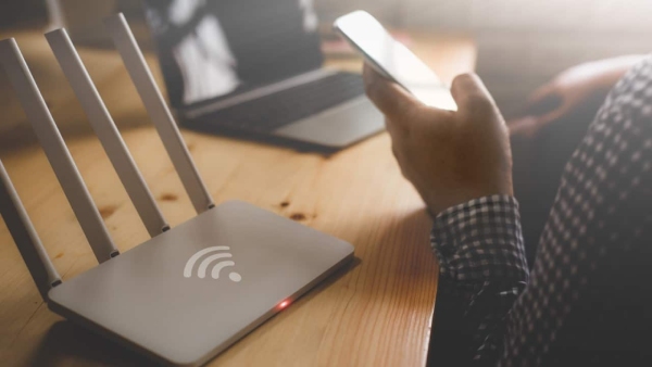 Rút phích cắm điện hoặc tắt kết nối wifi của tất cả những thiết bị đang truy cập wifi nhà bạn