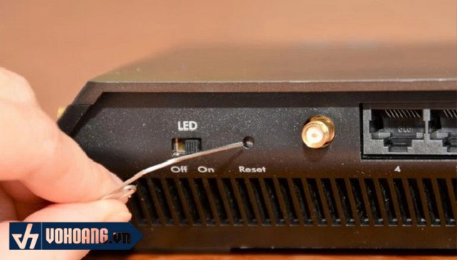 Xác định đúng vị trí nút Reset