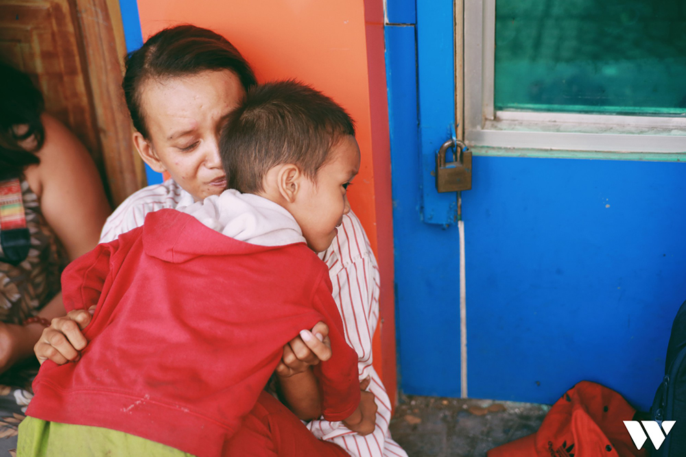 Cổ tích sau bức ảnh cậu bé xếp dép nhà thờ đức bà