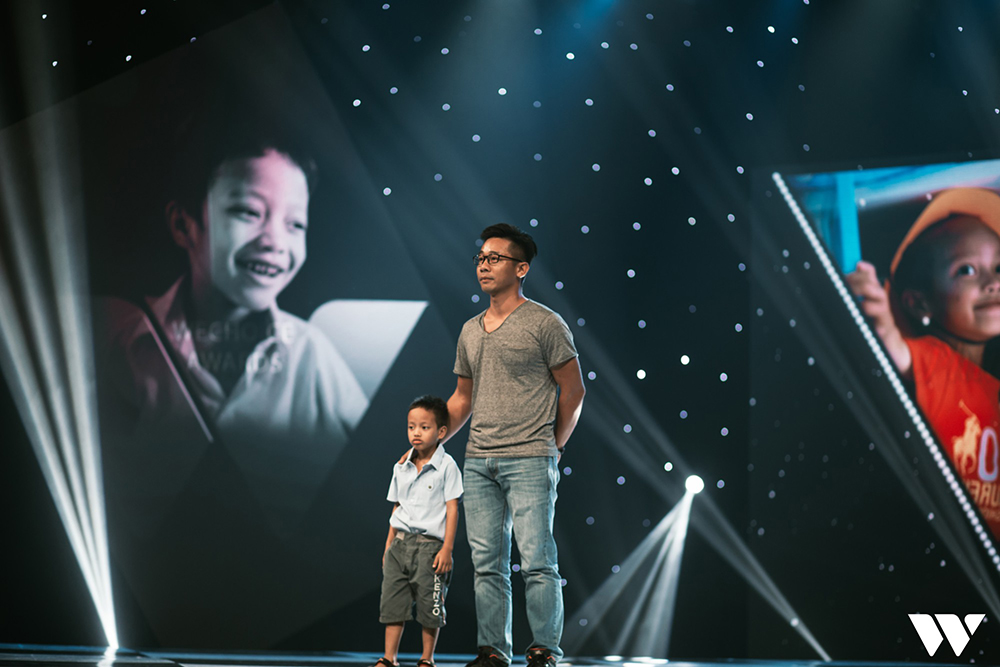 Cổ tích sau bức ảnh cậu bé xếp dép nhà thờ đức bà