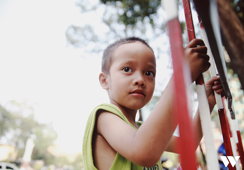 Cổ tích sau bức ảnh cậu bé xếp dép nhà thờ đức bà