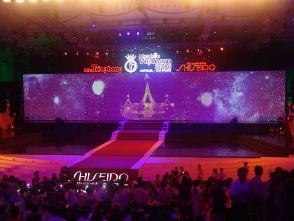 Lua-chon-man-hinh-led-cho-quy-mo-su-kien-lon