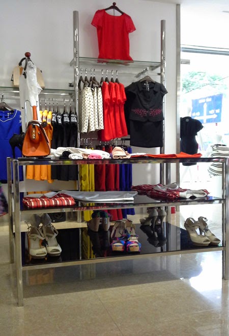 gia-ke-inox-trung-bay-shop-thoi-trang