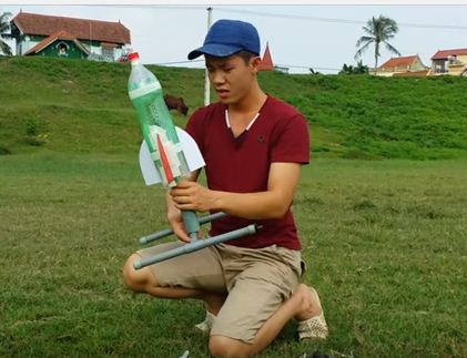Cách chế tạo tên lửa nước từ ống nhựa và chai nước cũ
