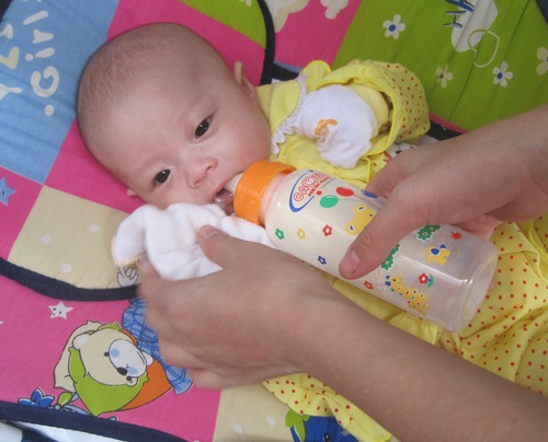 nhieu-ba-me-lo-con-benh-khi-uong-sua-nhiem-khuan