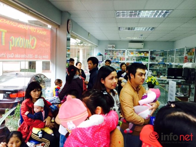 ha-noi-phong-tiem-vac-xin-hon-loan-nhieu-nguoi-ngat-xiu