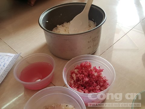 hai-hung-phat-hien-gao-la-nau-com-de-qua-dem-chuyen-mau-do-quach