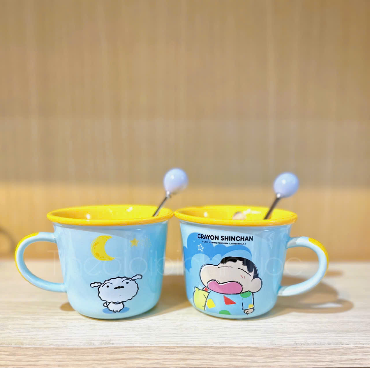 Ly Sứ Shin Cậu Bé Bút Chì Kèm Muỗng 350ML