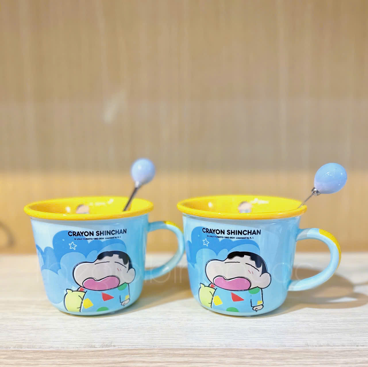 Ly Sứ Shin Cậu Bé Bút Chì Kèm Muỗng 350ML