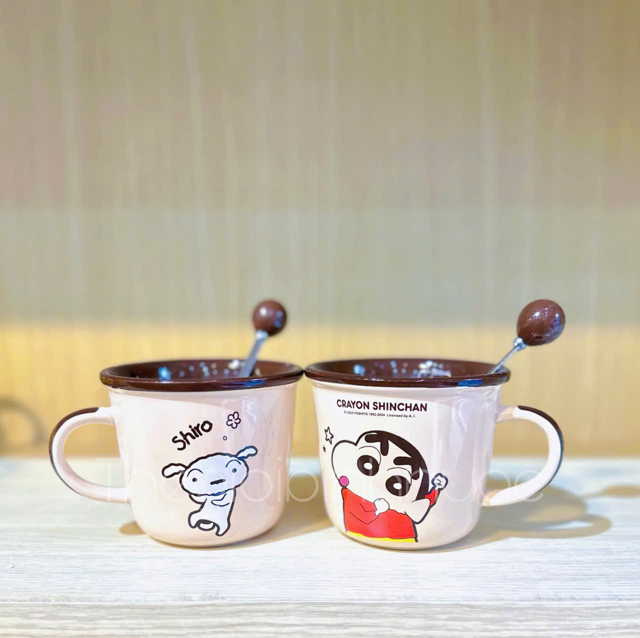 Ly Sứ Shin Cậu Bé Bút Chì Kèm Muỗng 350ML