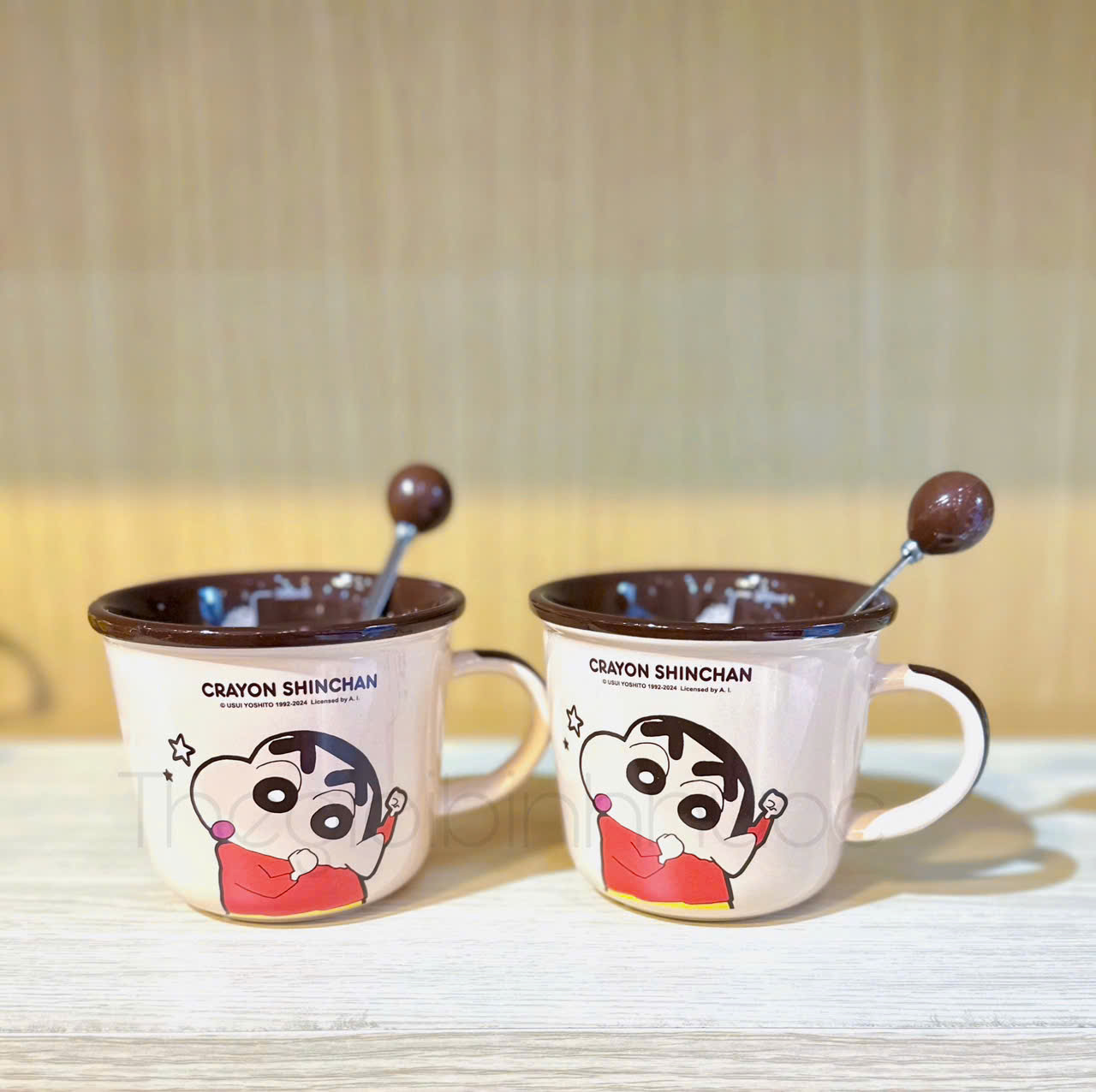 Ly Sứ Shin Cậu Bé Bút Chì Kèm Muỗng 350ML