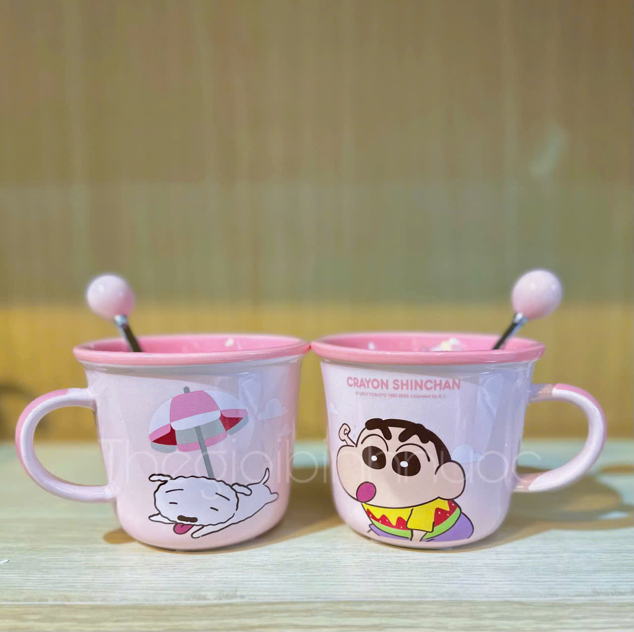 Ly Sứ Shin Cậu Bé Bút Chì Kèm Muỗng 350ML