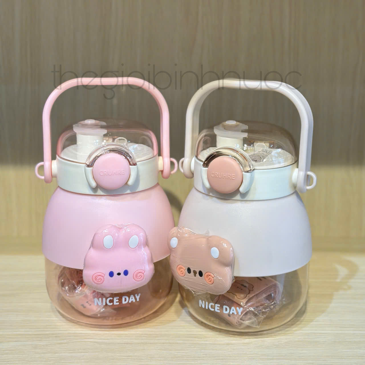 Bình Nhựa Đeo Chéo Cho Bé Thể Tích 1L1