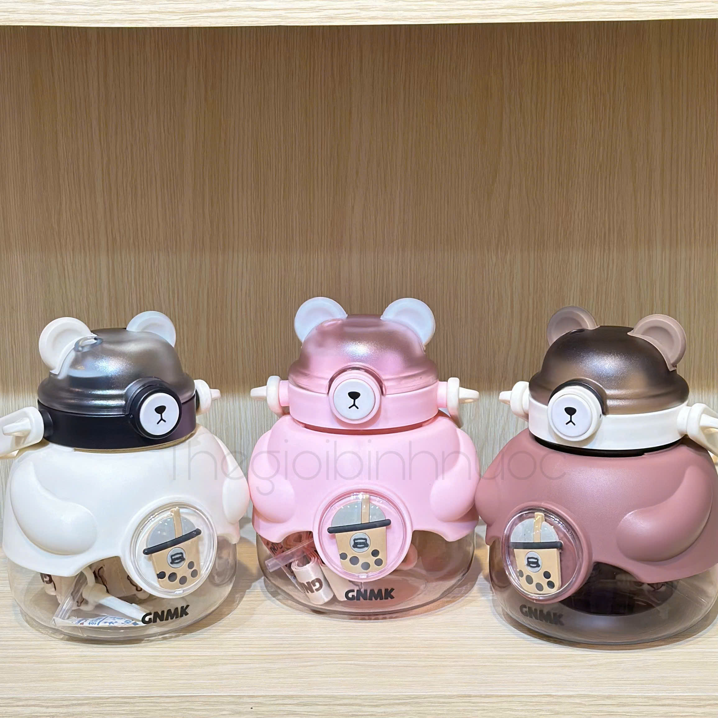 Bình Nhựa Gấu Đeo Chéo Dễ Thương 1L3