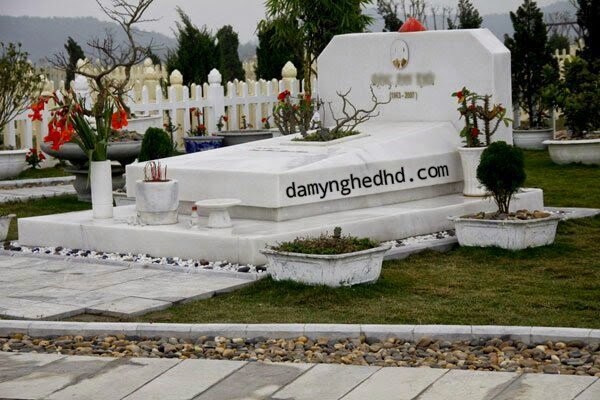 Mộ đá khối đá trắng