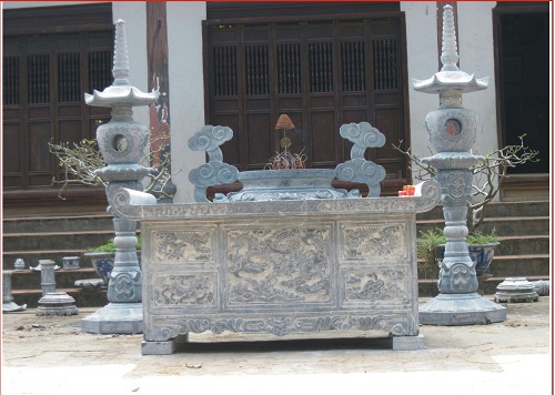 bàn lễ đá