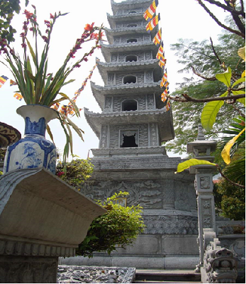 chính diện tòa tháp đá chính diện tòa tháp đá