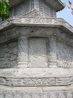 hoa văn phủ kín thân tháp