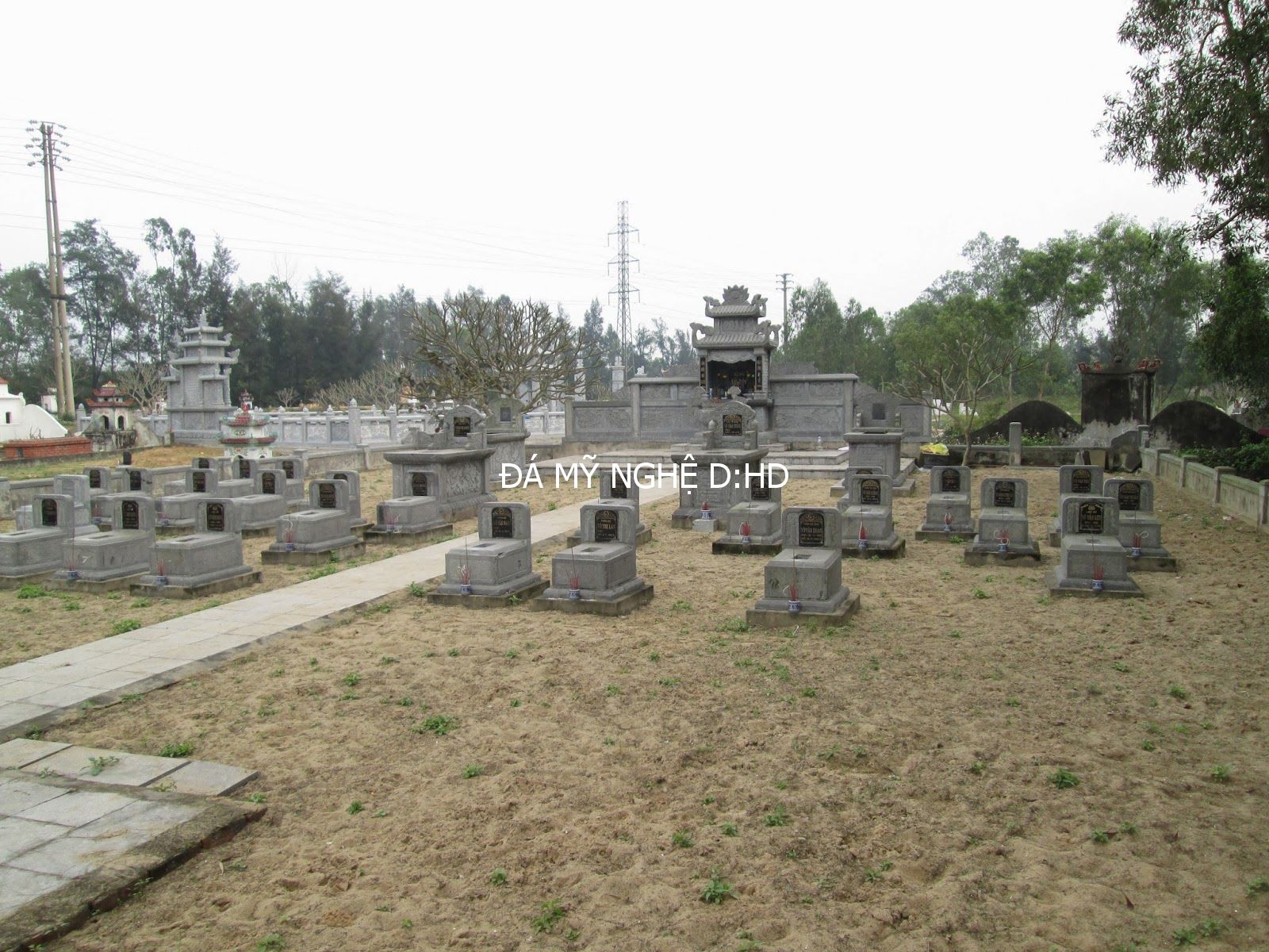 bên trong khu  lăng mộ