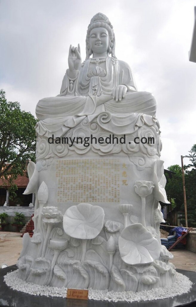 sen được trang trí dưới đế tượng quan âm