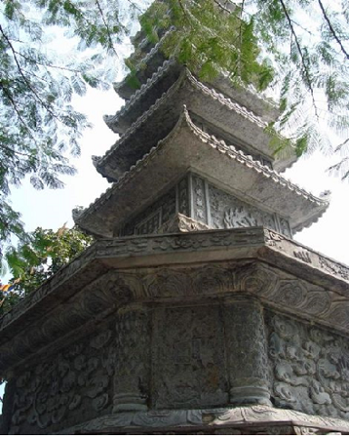 tháp đá nhìn từ dưới lên tháp đá nhìn từ dưới lên