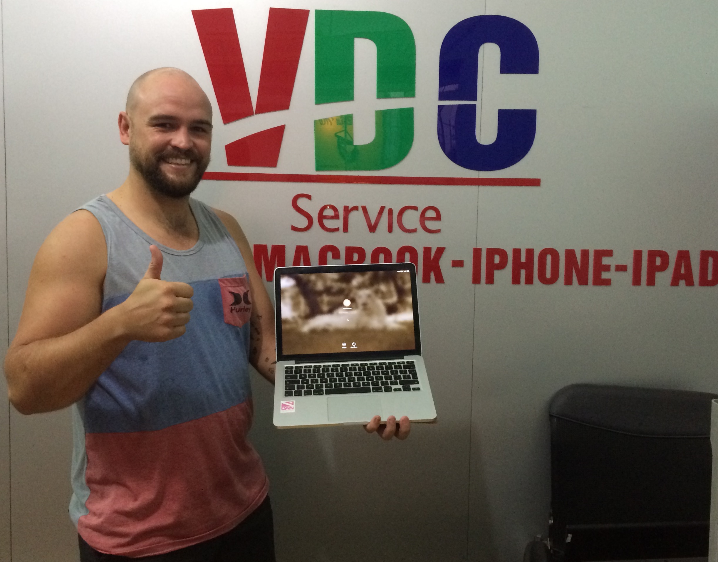 Khách hàng rất hài lòng sau khi thay màn hình macbook