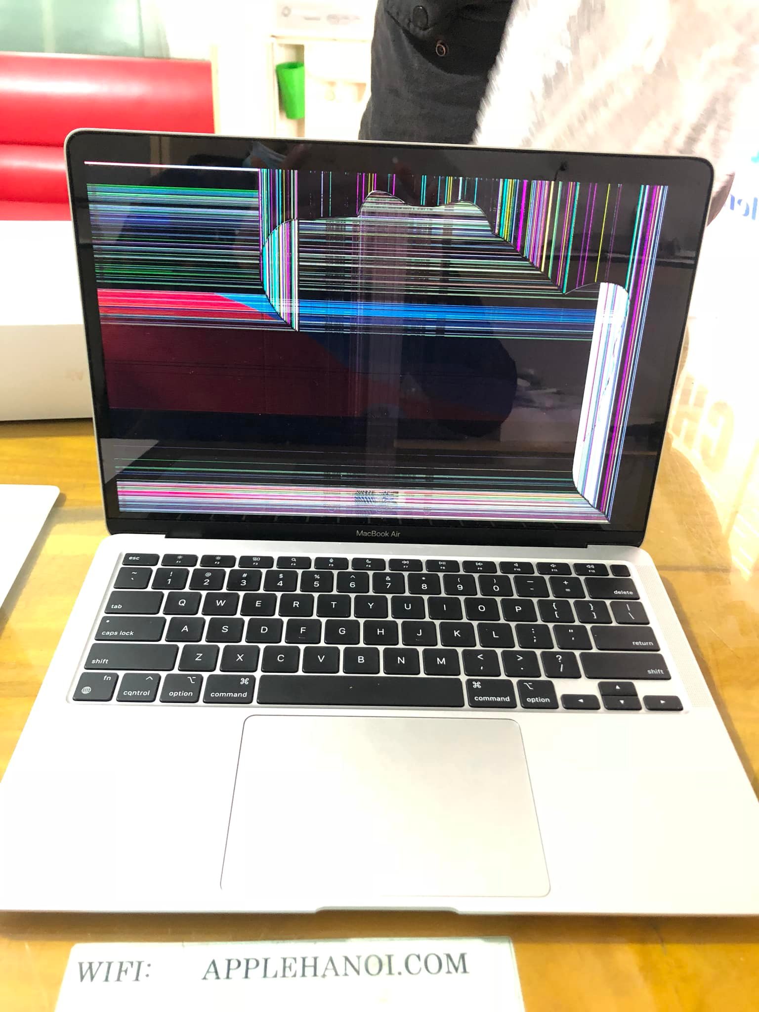 MACBOOK AIR RETINA VỠ MÀN HÌNH