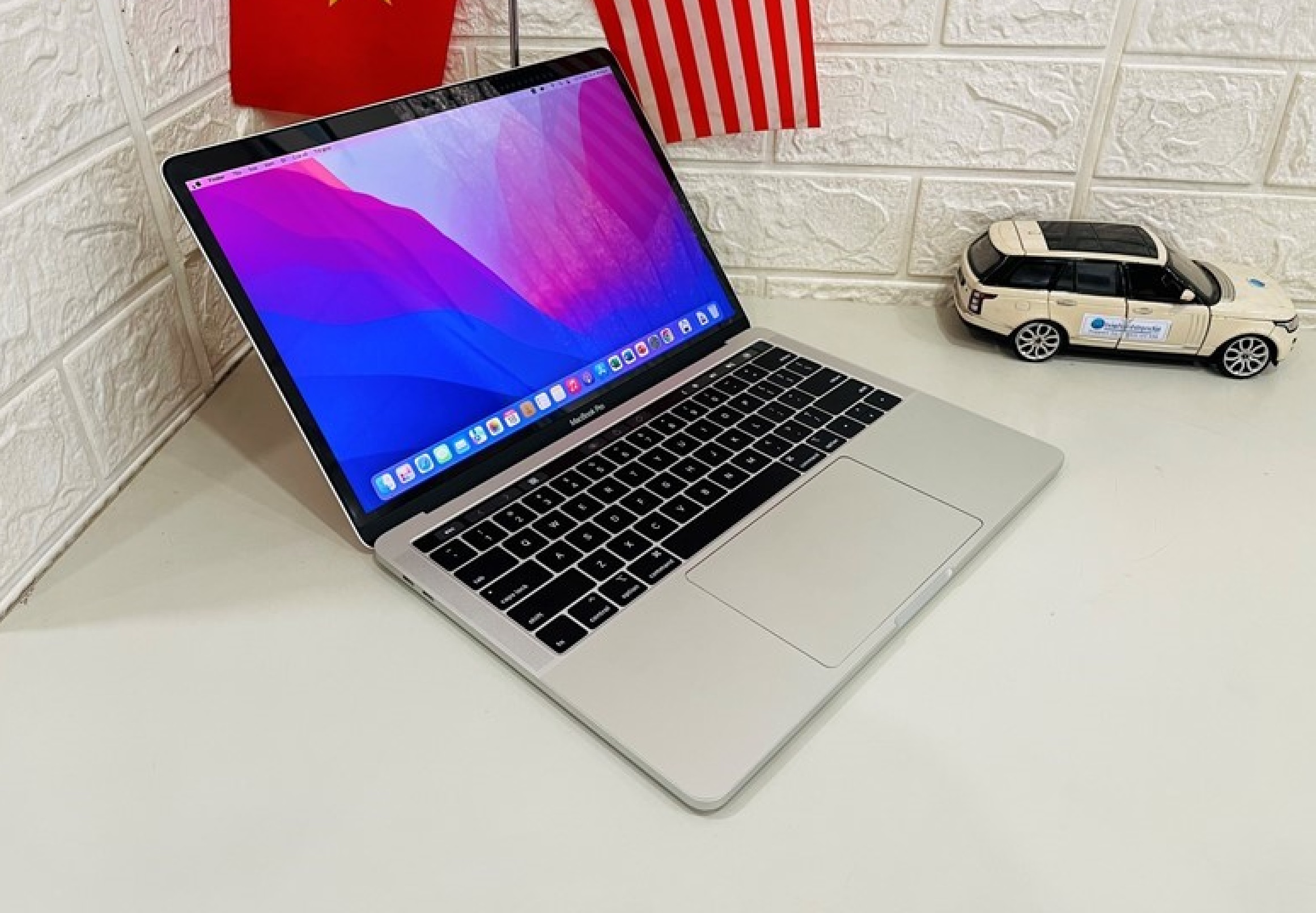 MacBook Pro 13-Inch Touch 2019 2 TB3 Core i5-8257U 1.4 GHz  Ram 8GB ssd 128GB 256GB MUHN2 Model A2159 EMC 3301
