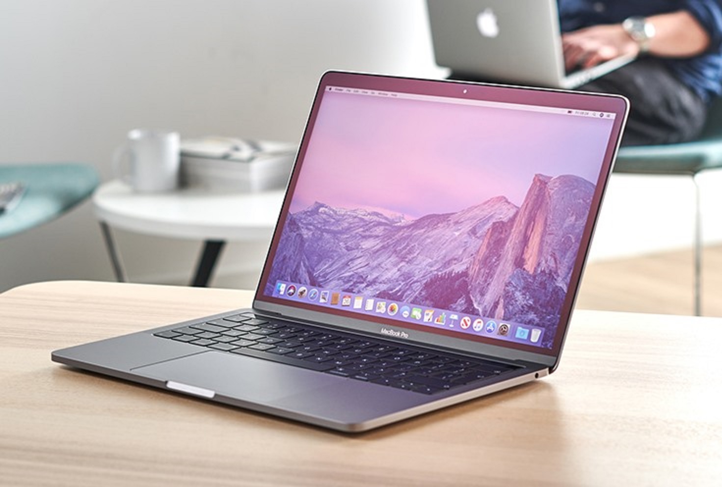 MacBook Pro 13-Inch Touch2019 Core i7-8569U 2.8 GHz Ram 8GB 16GB ssd 256GB 512GB 1TB MV982 Model A1989 EMC 3358