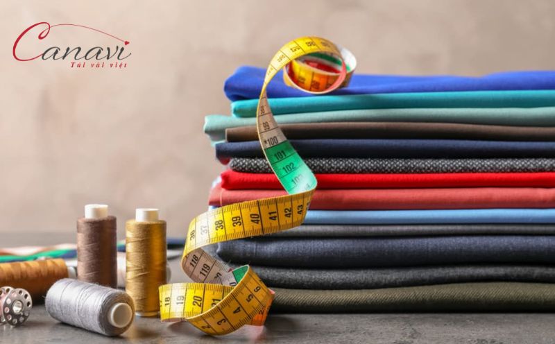 Bước 1: Chuẩn bị nguyên liệu và cắt vải may balo dây rút