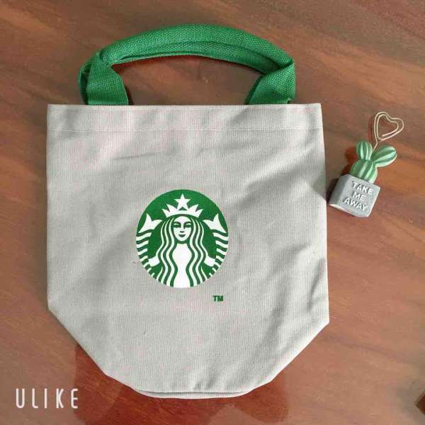 Starrbucks cũng là ông lớn trong chiến dịch tặng túi vải bố cho khách hàng