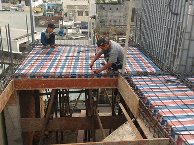 Bước đầu chuẩn bị để thi công mẫu nhà 1 tầng mái đổ trần bao gồm: nguyên vật liệu, mặt bằng, nhân công,...