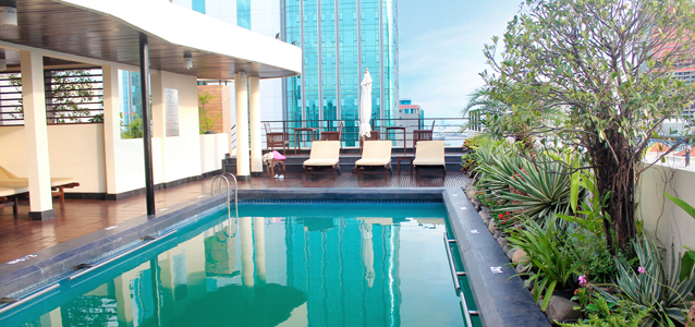 thiết kế sân thượng bằng bể bơi nhỏ xinh