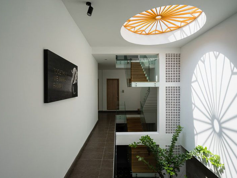 Mẫu nhà ống 3 tầng 1 tum có giếng trời cho không gian sống thoáng rộng