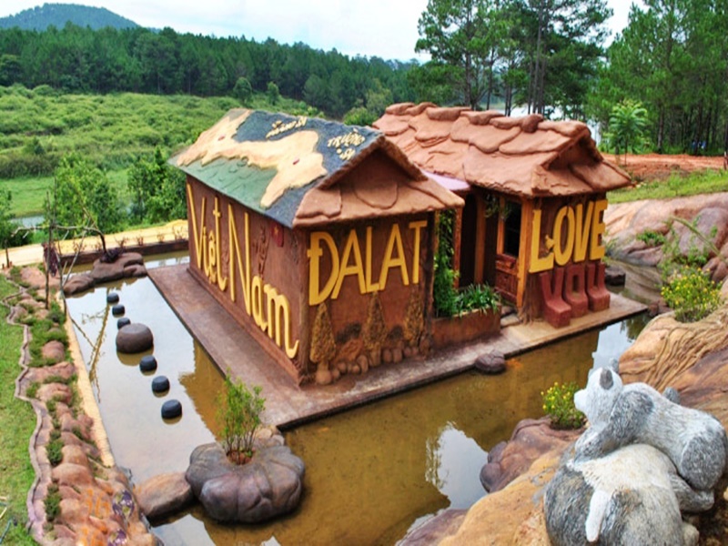 những ngôi nhà độc nhất vô nhị-Ngôi nhà đất bazan độc đáo ở Đà Lạt